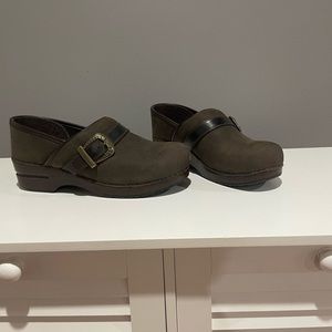 Dansko brown suede clog. Size 41, gently used.